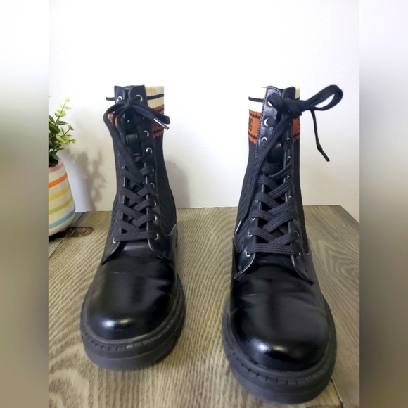 BCBG GENERATION size 7 Tassie sock  combat boot. - Picture 5 of 12